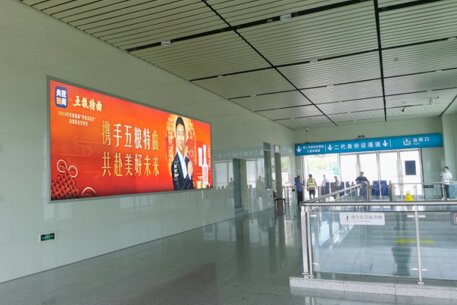 第一戶外傳媒-廣漢北站-出站廳墻面燈箱