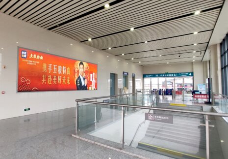 第一戶外傳媒-羅江東站-出站廳墻面燈箱