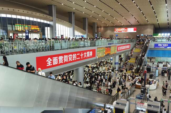 解析成都南站候車大廳兩側墻面大尺寸燈箱廣告的投放價值