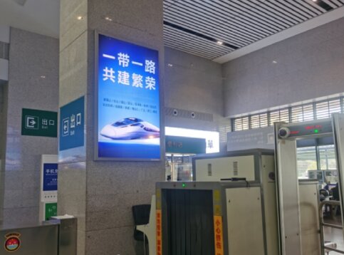 第一戶外傳媒-眉山東站-候車廳立柱墻面燈箱