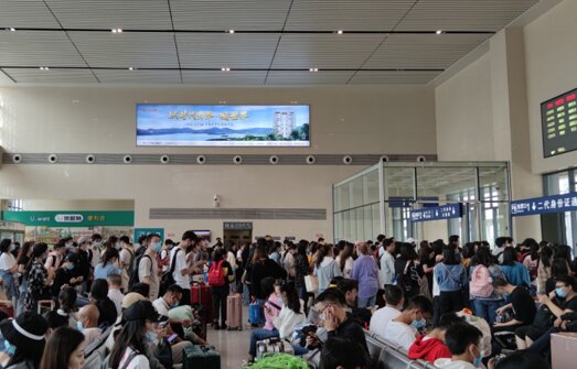 第一戶外傳媒-彭山北站-候車廳兩側墻面燈箱