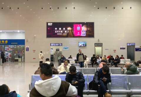 第一戶外傳媒-青白江東站-候車廳兩側墻面燈箱