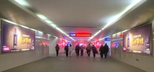 第一戶外傳媒-青白江東站-進站通道墻面燈箱