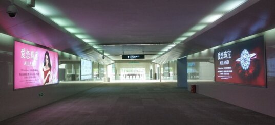 第一戶外傳媒-青白江東站-出站通道墻面燈箱