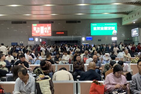 第一戶外傳媒-廣元站-二樓候車大廳墻面燈箱