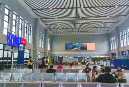 第一戶外傳媒-劍門關站-候車廳兩側墻面燈箱