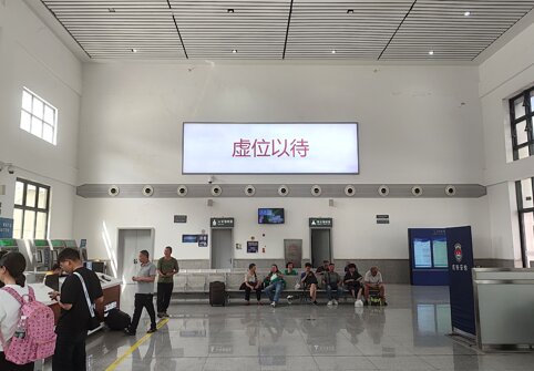 第一戶外傳媒-江油北站-候車廳兩側墻面燈箱 第一戶外傳媒-江油北站-候車廳兩側墻面燈箱