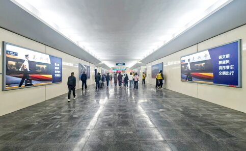 第一戶外傳媒-江油站-出站通道墻面燈箱 第一戶外傳媒-江油站-出站通道墻面燈箱