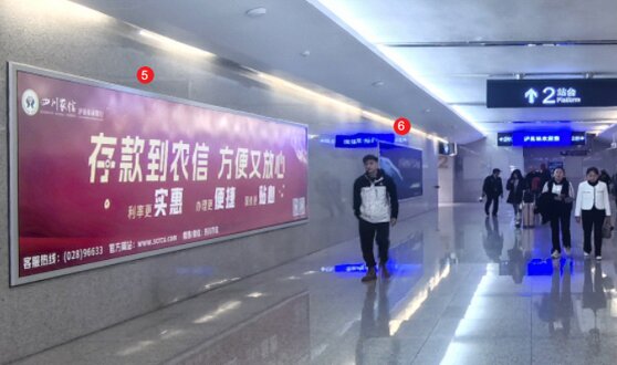 第一戶外傳媒-瀘縣站-進出站通道墻面燈箱
