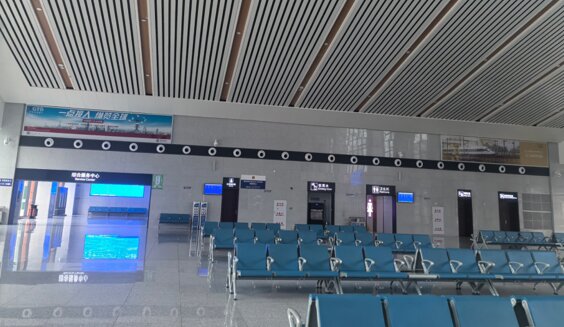 第一戶外傳媒-內江東站-候車廳兩側墻面燈箱