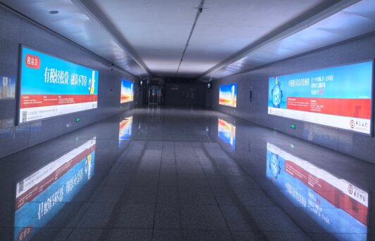 第一戶外傳媒-內江東站-進出站通道墻面燈箱