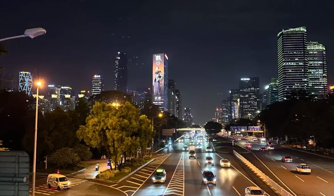 深圳CBD核心區樓頂大屏廣告的視覺沖擊與場景優勢