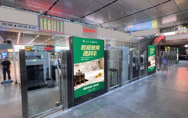 臺州西站旅客排隊安檢過程中的LED刷屏機廣告注意力捕獲