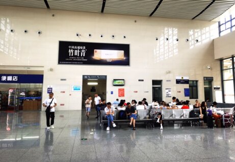 第一戶外傳媒-新都東站-候車廳兩側墻面燈箱