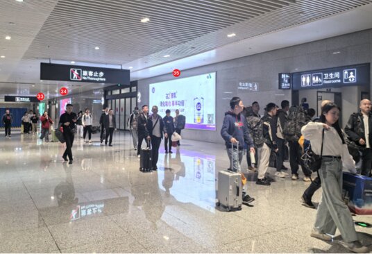 第一戶外傳媒-自貢站-出站通道墻面燈箱 第一戶外傳媒-自貢站-出站通道墻面燈箱