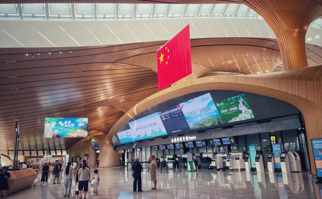 麗水機場迎送大廳值機區上方LED大屏廣告