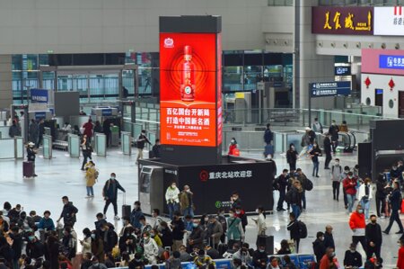 第一戶外傳媒-重慶北站北廣場候車大廳智能柱LED屏