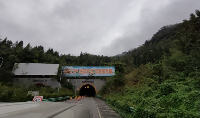 連接達州與萬州的高速廣告隧道口與立柱大牌的復合式覆蓋解析