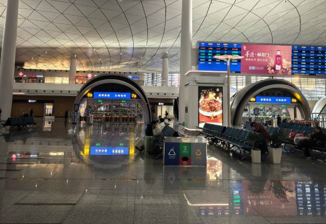 解析杭州西站候車區(qū)唯一不間斷展示的燈箱廣告位