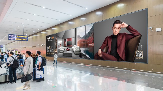 青島膠東機(jī)場(chǎng)到達(dá)行李廳墻面大型燈箱廣告 青島膠東機(jī)場(chǎng)到達(dá)行李廳墻面大型燈箱廣告