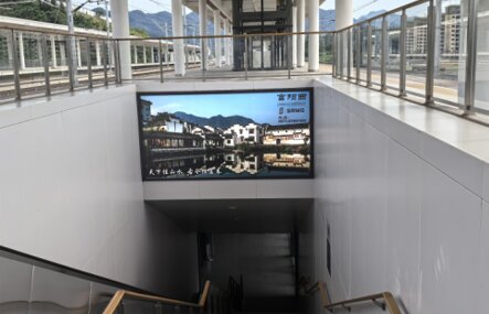 第一戶外傳媒-富陽西站-出站扶梯楣頭燈箱 第一戶外傳媒-富陽西站-出站扶梯楣頭燈箱