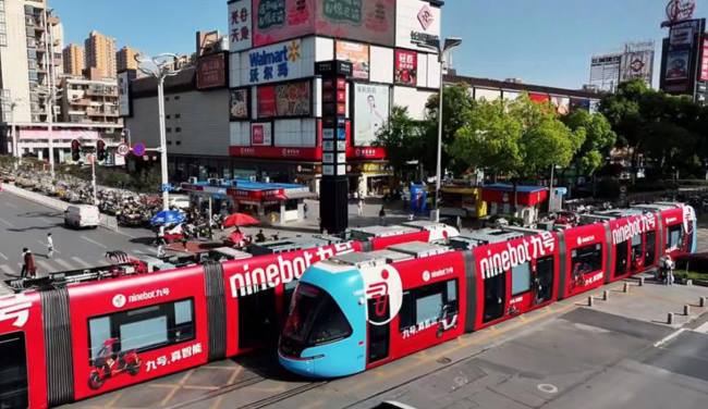 武漢光谷有軌電車超大車身貼廣告對科創人群的立體覆蓋策略