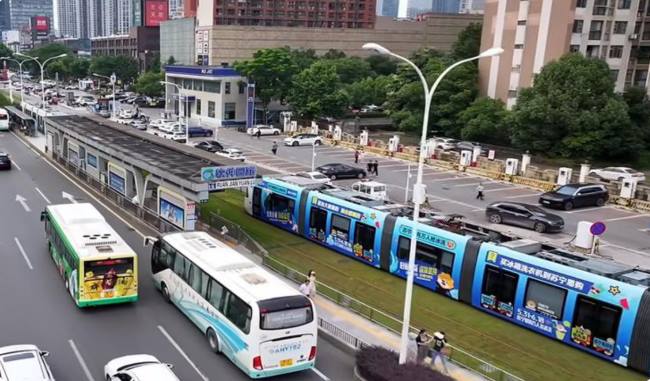 武漢光谷有軌電車外車身廣告
