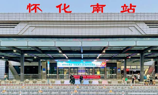 懷化南站進(jìn)站動(dòng)線關(guān)鍵節(jié)點(diǎn)的戶外LED大屏視覺(jué)攔截與觸達(dá)優(yōu)勢(shì)