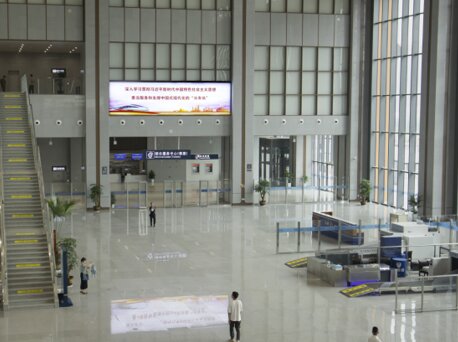 第一戶外傳媒-橫店站-進站廣廳兩側墻面燈箱