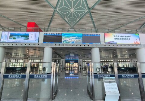 第一戶外傳媒-浦江站-進站廣廳上方燈箱