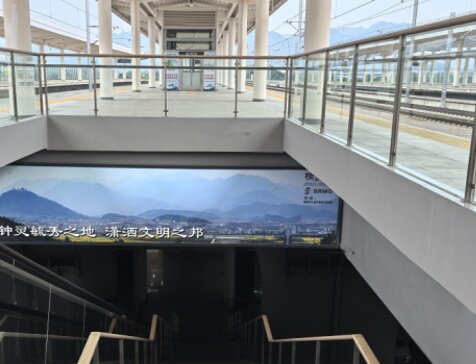 第一戶外傳媒-桐廬東站-出站扶梯楣頭燈箱