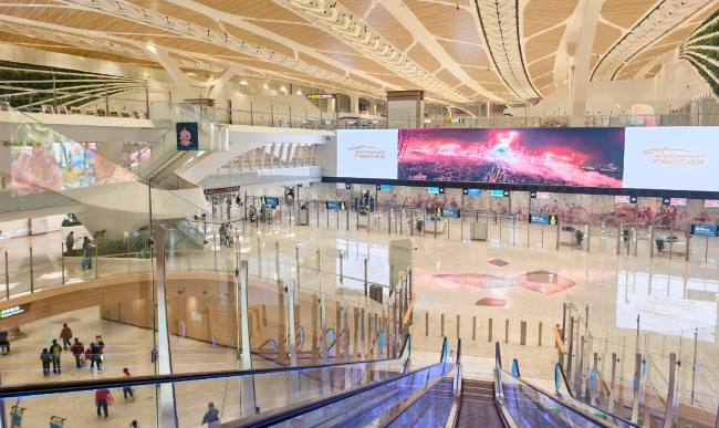 廣州機(jī)場(chǎng)T3安檢口上方巨型3D大屏廣告的視覺(jué)主場(chǎng)優(yōu)勢(shì)