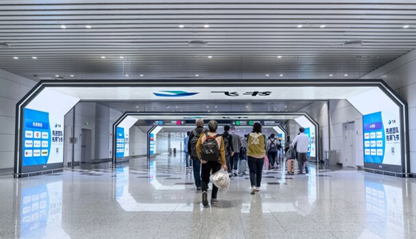 第一戶外傳媒-廣州白云機場-T2國內出發到達混流區地標燈箱廣告