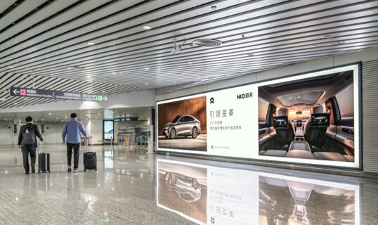 第一戶外傳媒-廣州白云機場-T2國內出發到達混流區燈箱廣告