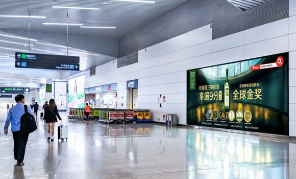 第一戶外傳媒-廣州白云機場-T2國內到達行李廳主通道地標燈箱