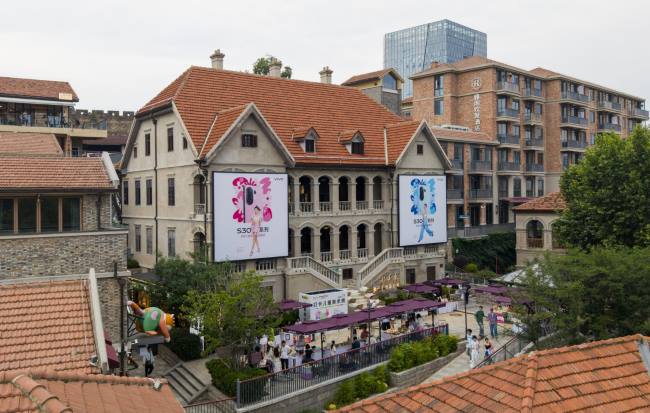 武漢曇華林歷史文化街區(qū)-藝術(shù)中心大樓大牌燈箱廣告