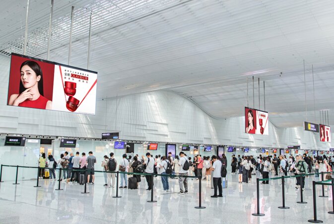 第一戶外傳媒廣州白云機場LED屏安檢區廣告