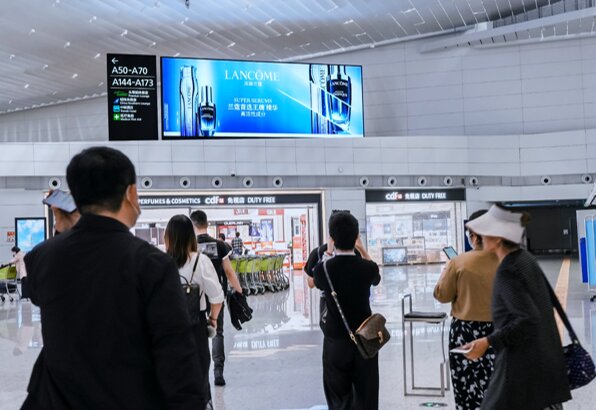 第一戶外傳媒-廣州白云機場-T2國際出發免稅區巨型雙子星燈箱