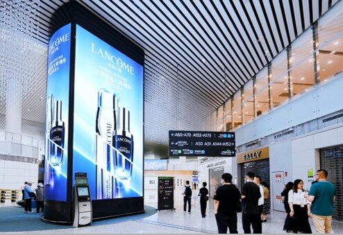 第一戶外傳媒-廣州白云機場-T2國際出發免稅區中央廣場巨型包柱燈箱