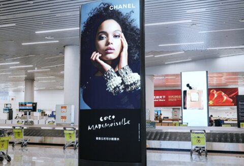 第一戶外傳媒-廣州白云機場-T2國際行李廳巨型圖騰燈箱
