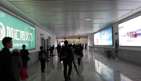 第一戶外傳媒-武義北站-進出站通道墻面燈箱