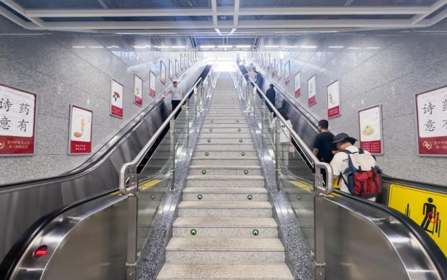 貴陽地鐵扶梯運行過程中兩側梯牌廣告的伴隨式品牌溝通