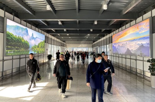 第一戶外傳媒-麗水站-二樓天橋墻面燈箱