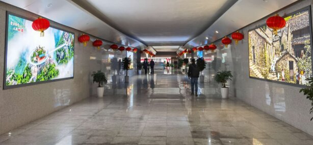 第一戶外傳媒-縉云西站-出站通道墻面燈箱