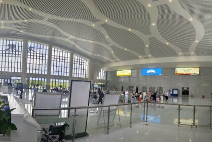 第一戶外傳媒-龍泉站-候車廳墻面燈箱