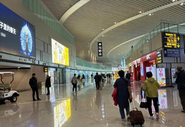 青島膠東機場燈箱廣告