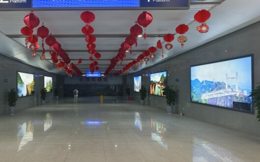 第一戶外傳媒-松陽站-進出站通道墻面燈箱