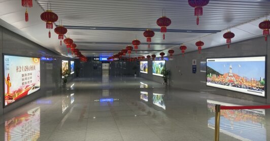 第一戶外傳媒-遂昌站-出站通道墻面燈箱