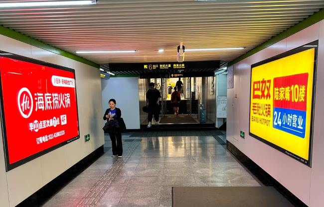 小微企業做大做強品牌推廣的秘笈-通道墻面燈箱廣告案例圖