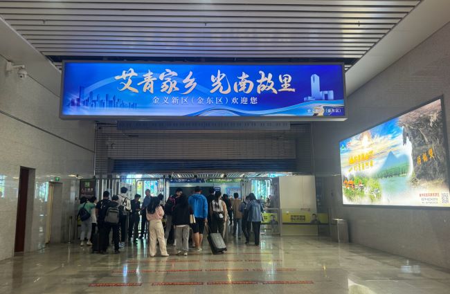 金華南站橫長超7米的雙面燈箱在狹窄通道中的視覺張力